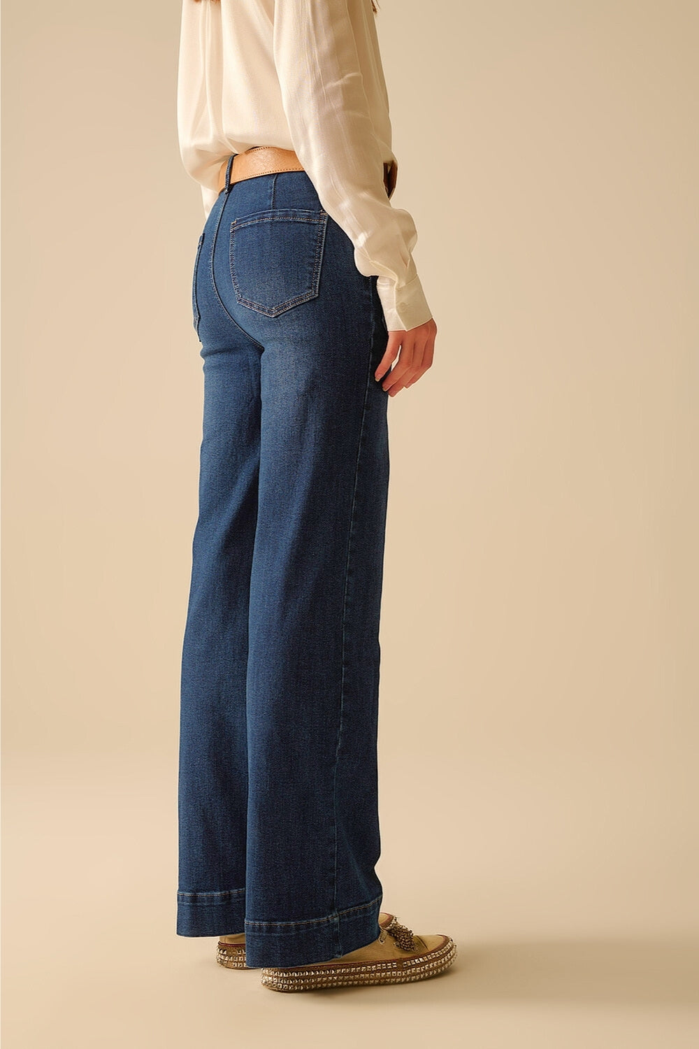 Jeans de lavagem escura com perna larga e bolsos