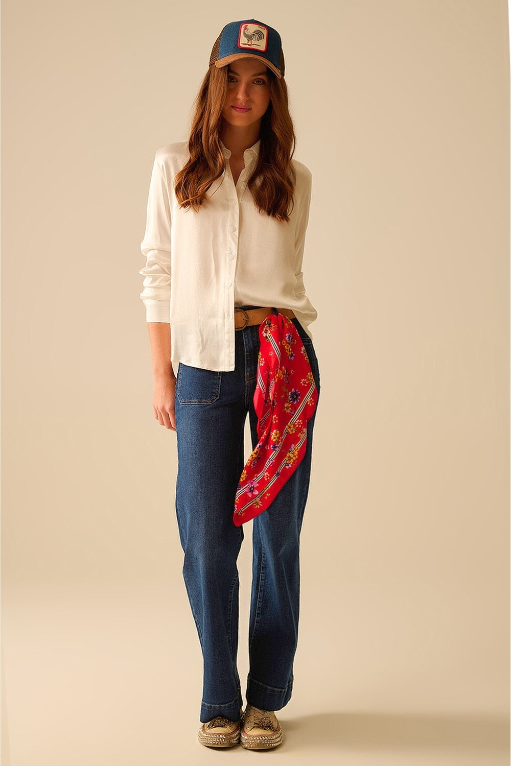 Jeans de lavagem escura com perna larga e bolsos