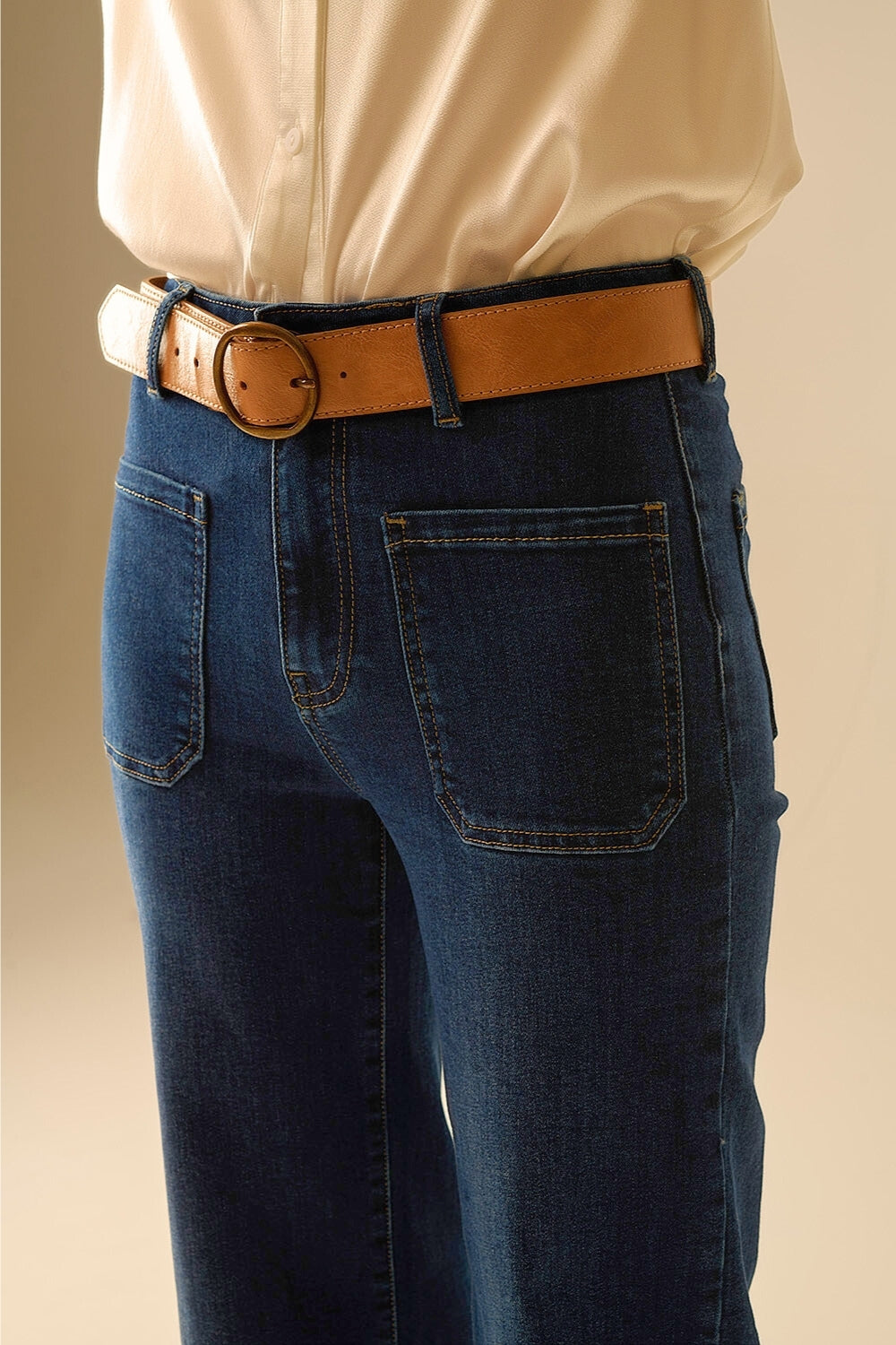 Jeans de lavagem escura com perna larga e bolsos