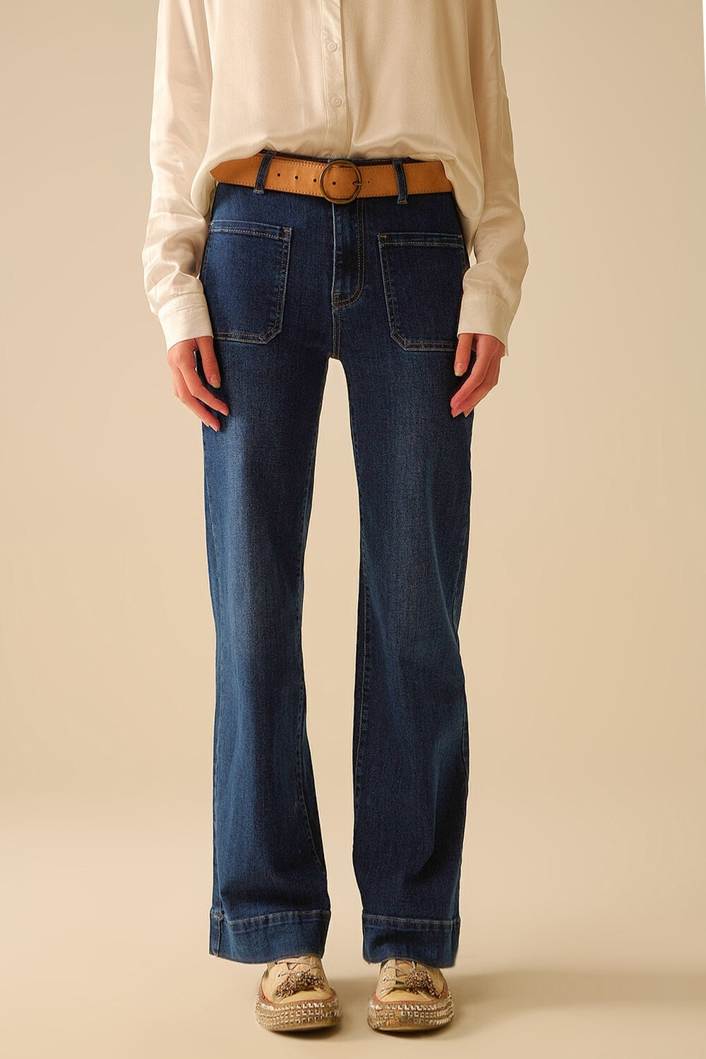 Jeans de lavagem escura com perna larga e bolsos