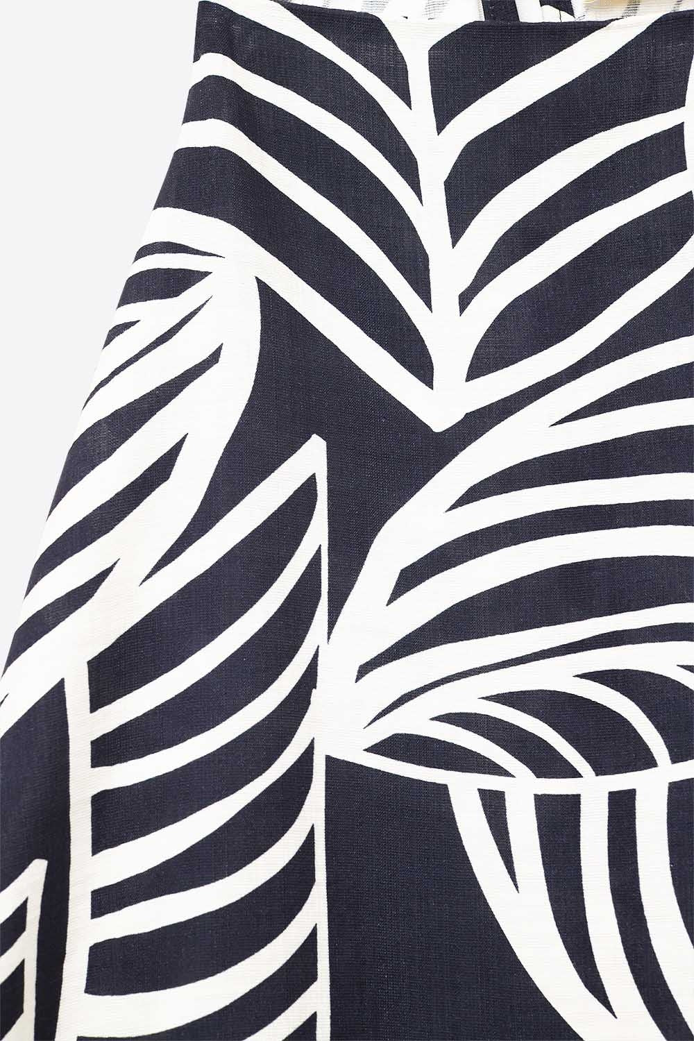 Top sem mangas em azul-marinho e branco com estampado de folhas brancas