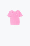 Camisola de manga curta em rosa com costura prateada no pescoço redondo
