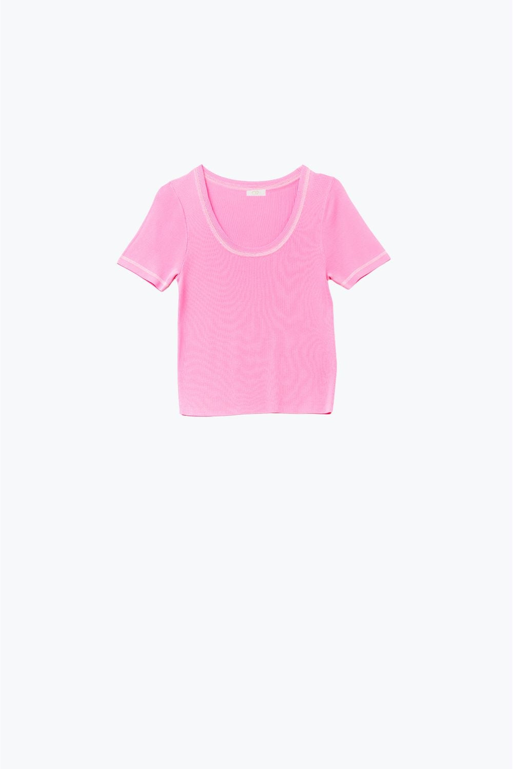 Camisola de manga curta em rosa com costura prateada no pescoço redondo