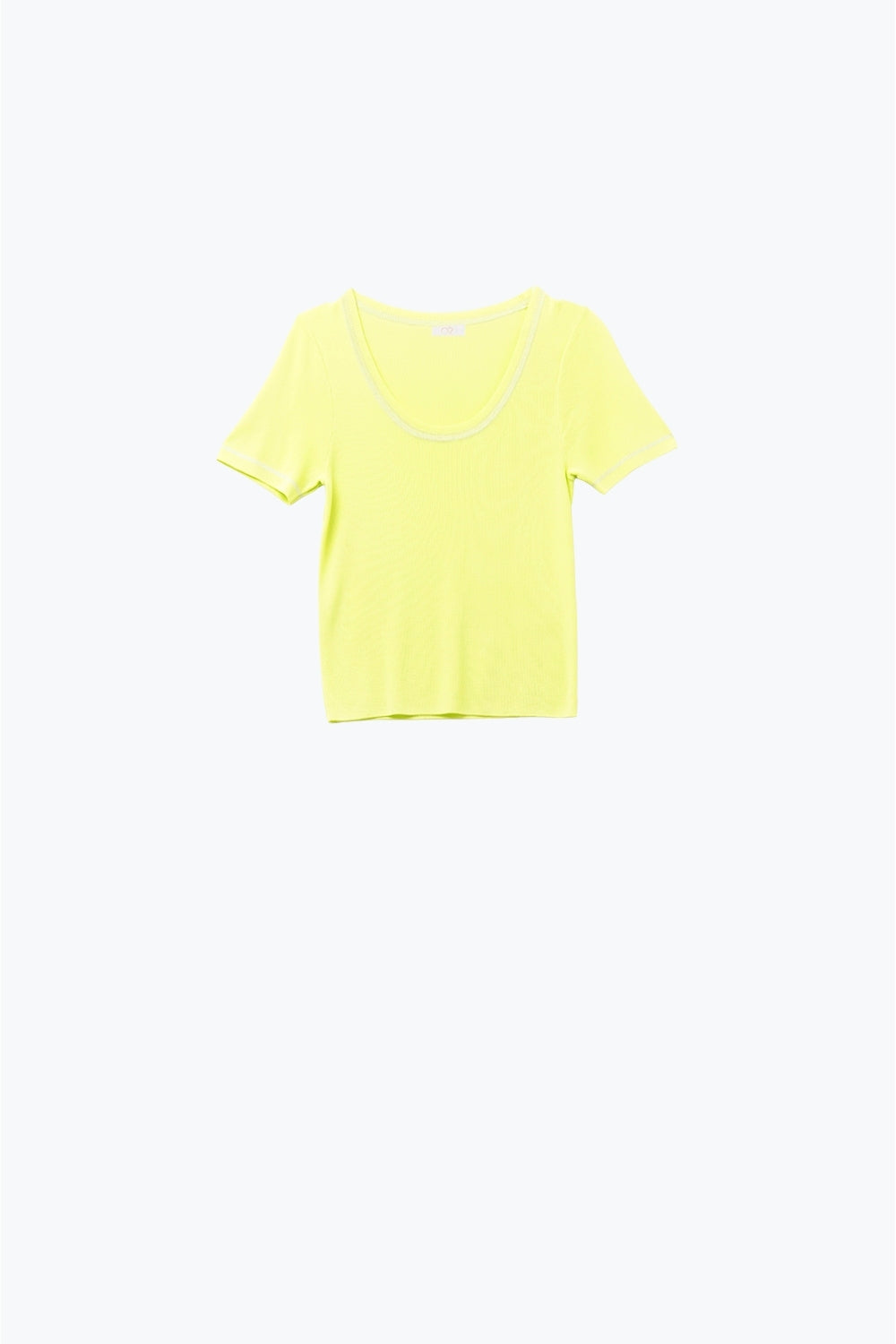 Camisola de manga curta em amarelo com costura prateada no pescoço redondo