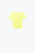 Camisola de manga curta em amarelo com costura prateada no pescoço redondo