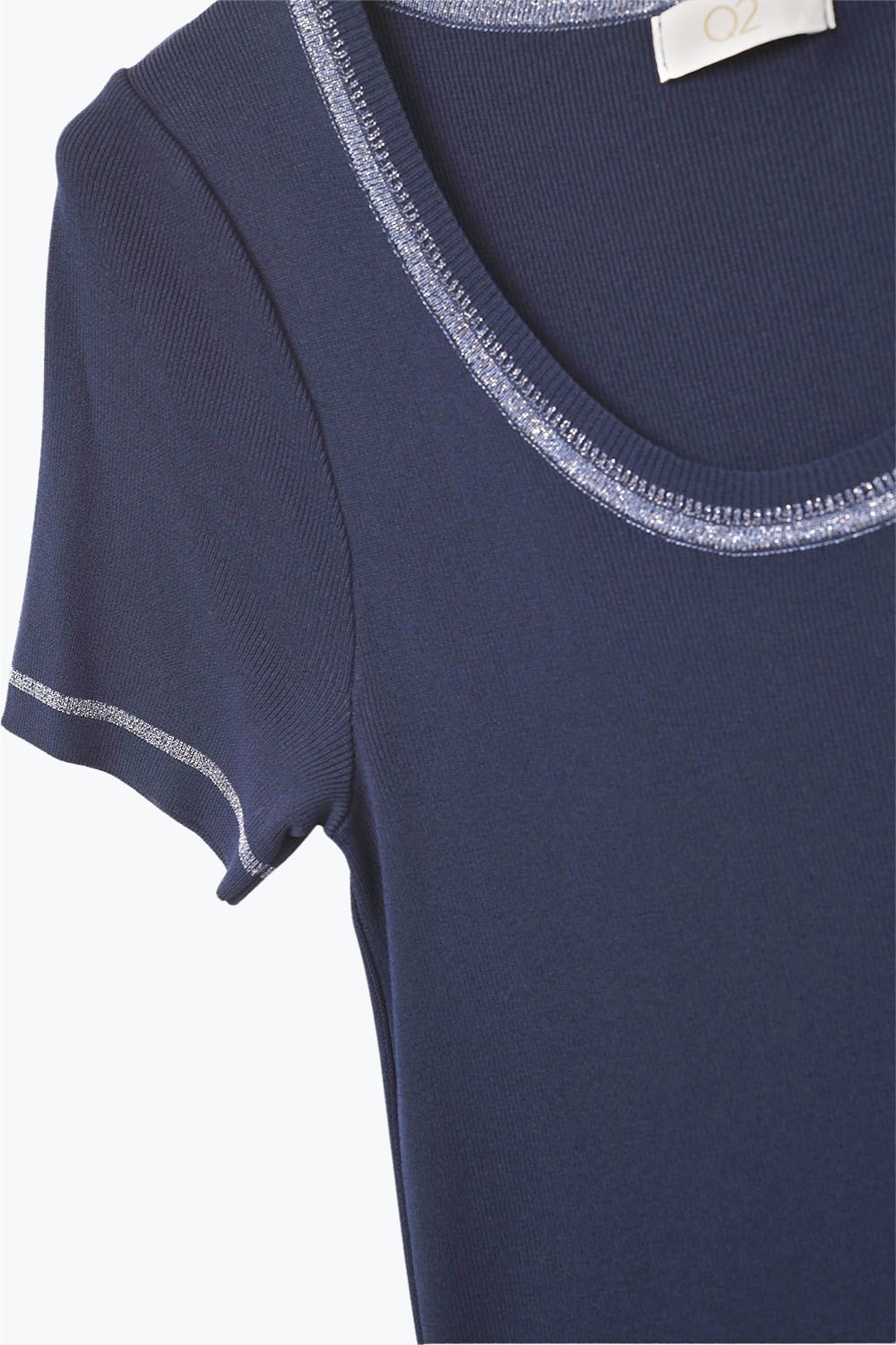 Camisola de manga curta em azul-marinho com costura prateada no pescoço redondo