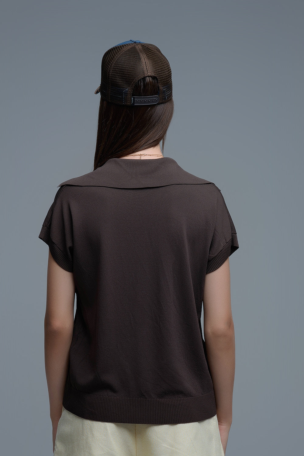 Top de manga curta estilo polo de malha fina em castanho