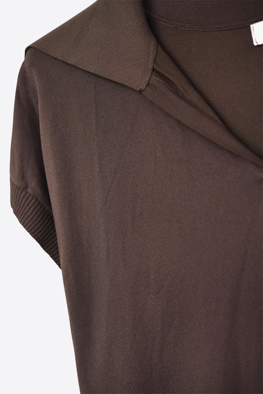 Top de manga curta estilo polo de malha fina em castanho