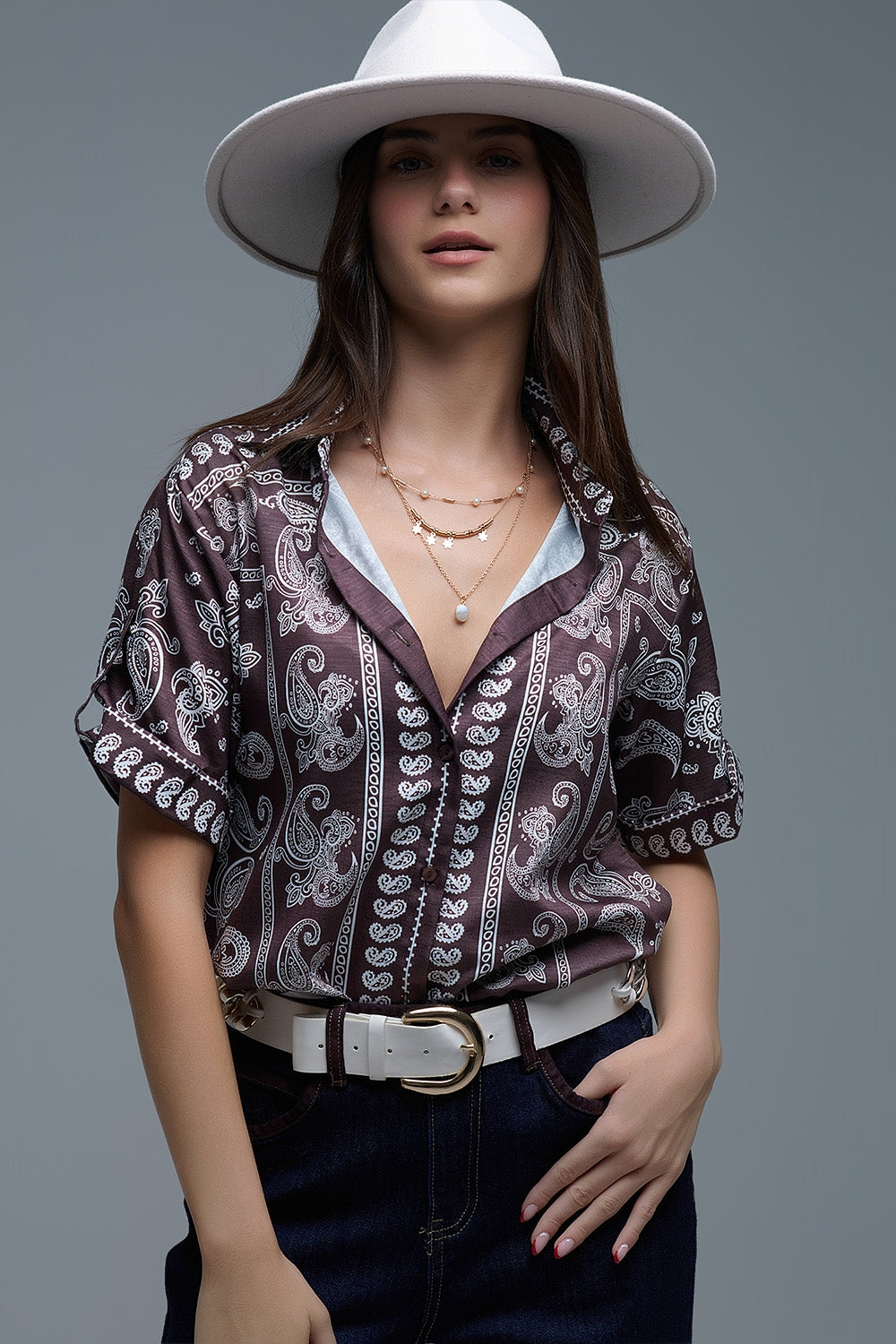 Camisa de manga curta com estampado Paisley em castanho