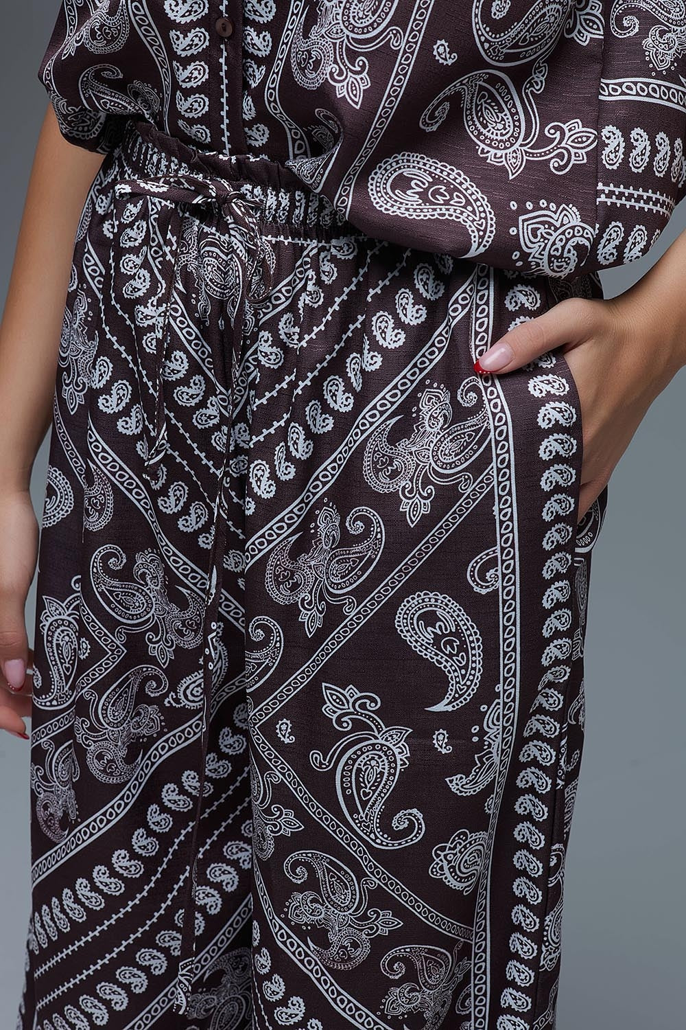 Calças relaxadas com estampado Paisley e cordão ajustável em castanho