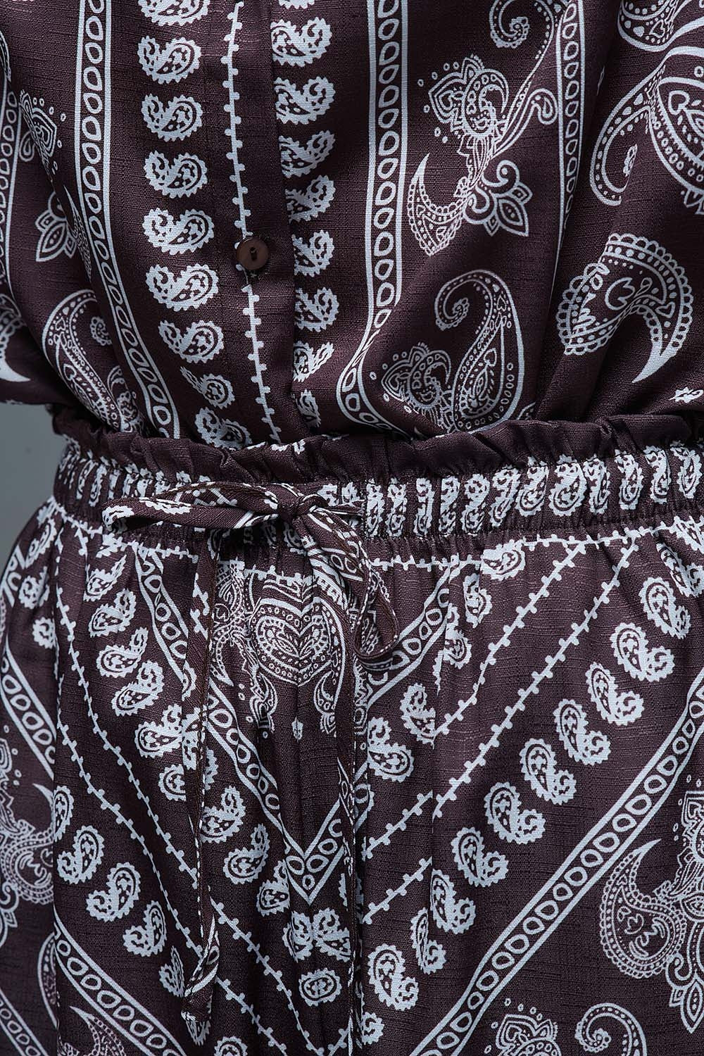 Calças relaxadas com estampado Paisley e cordão ajustável em castanho