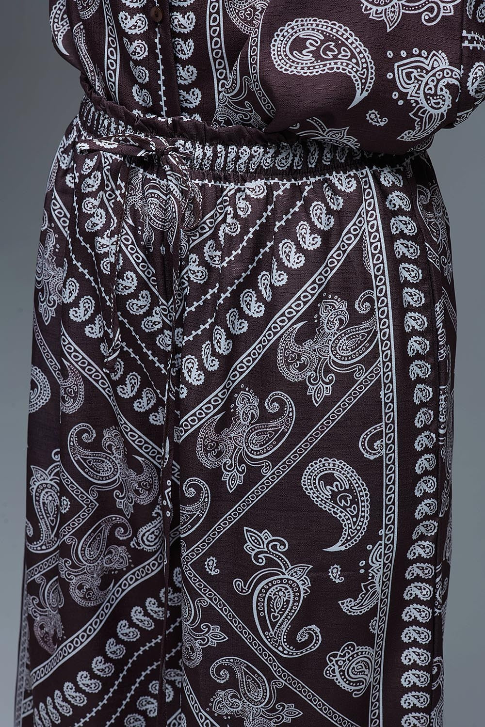 Calças relaxadas com estampado Paisley e cordão ajustável em castanho