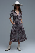 Vestido de manga curta com estampado Paisley em castanho