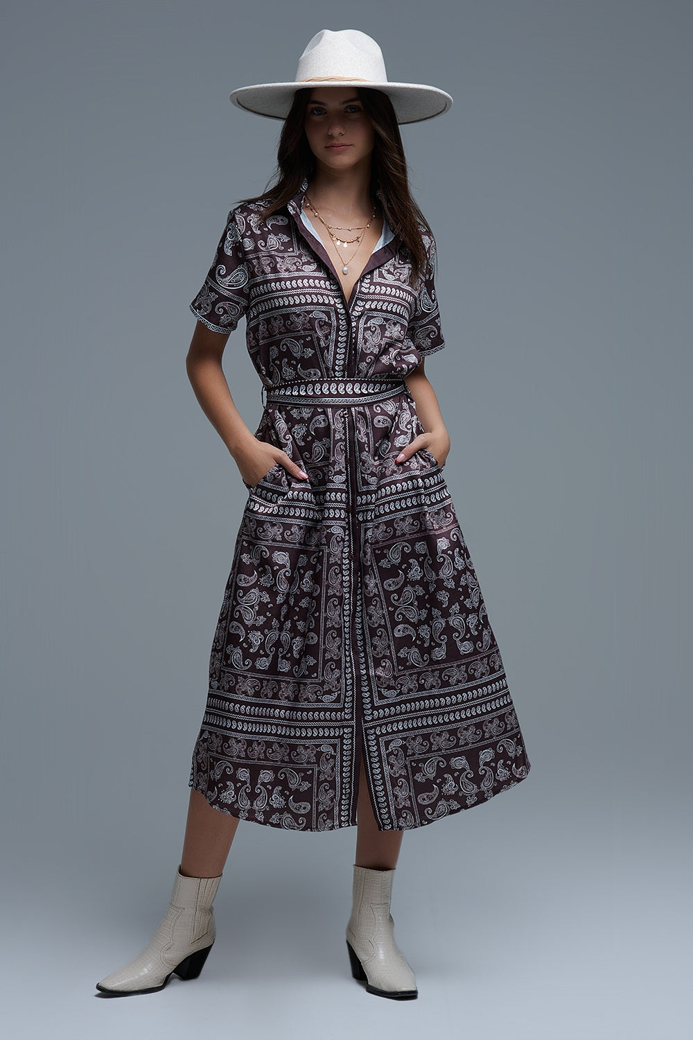 Vestido de manga curta com estampado Paisley em castanho