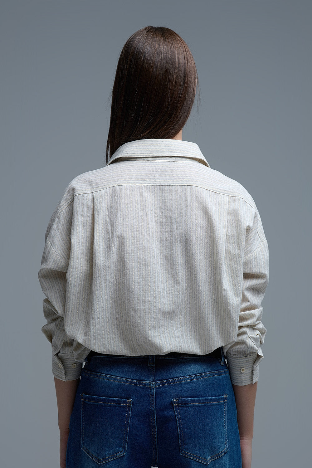 Camisa de riscas descontraída com bolsos grandes no peito