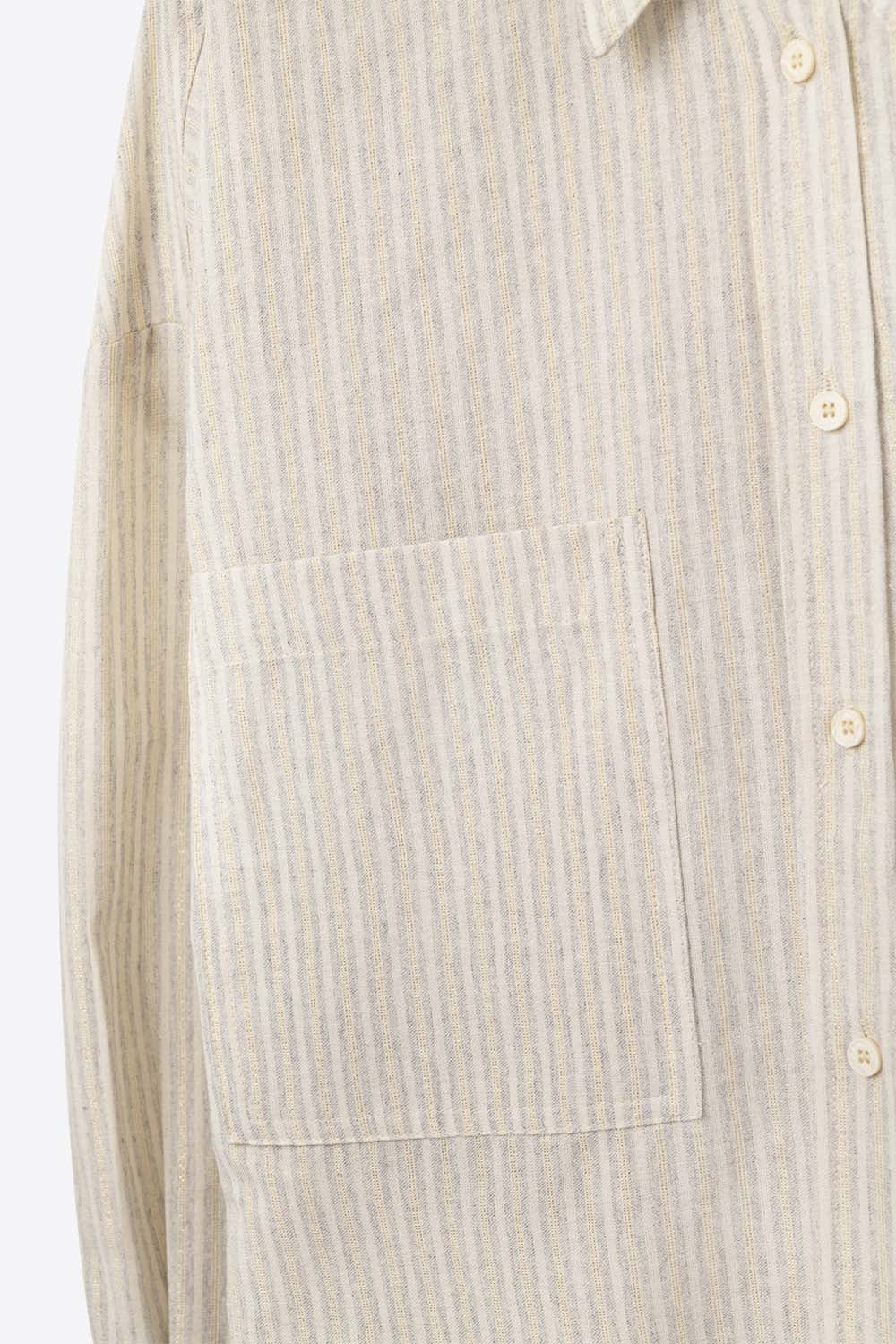 Camisa de riscas descontraída com bolsos grandes no peito