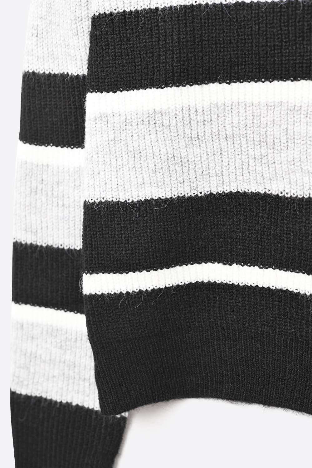 Camisola preta com riscas brancas e cinzentas