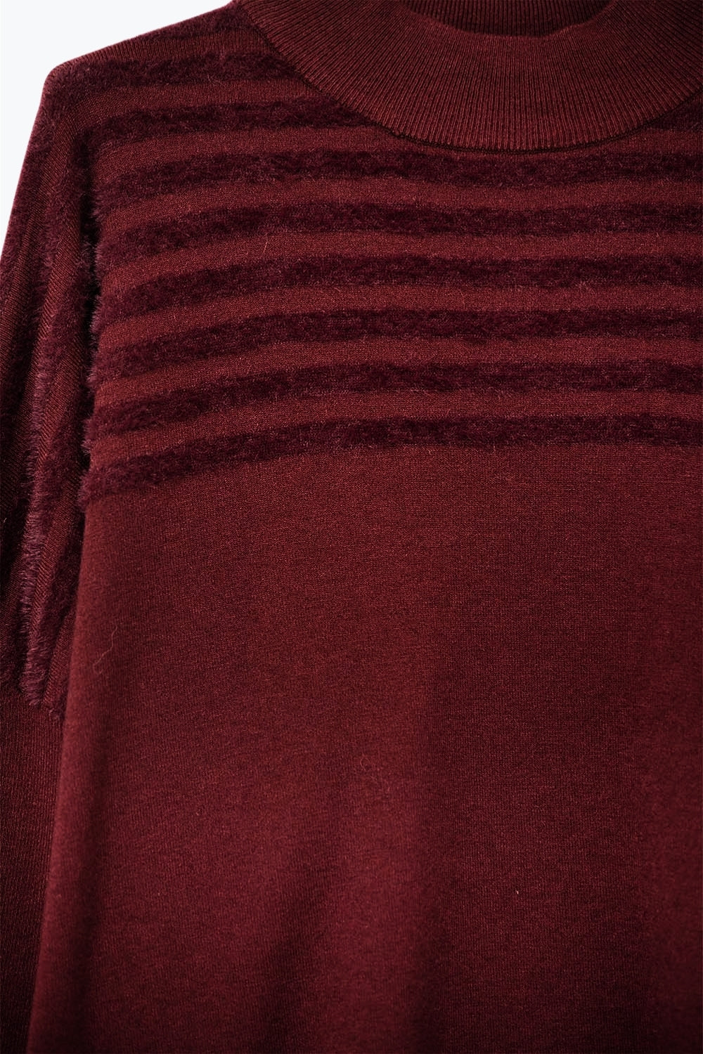 Camisola de gola alta descontraída com riscas texturadas em borgonha