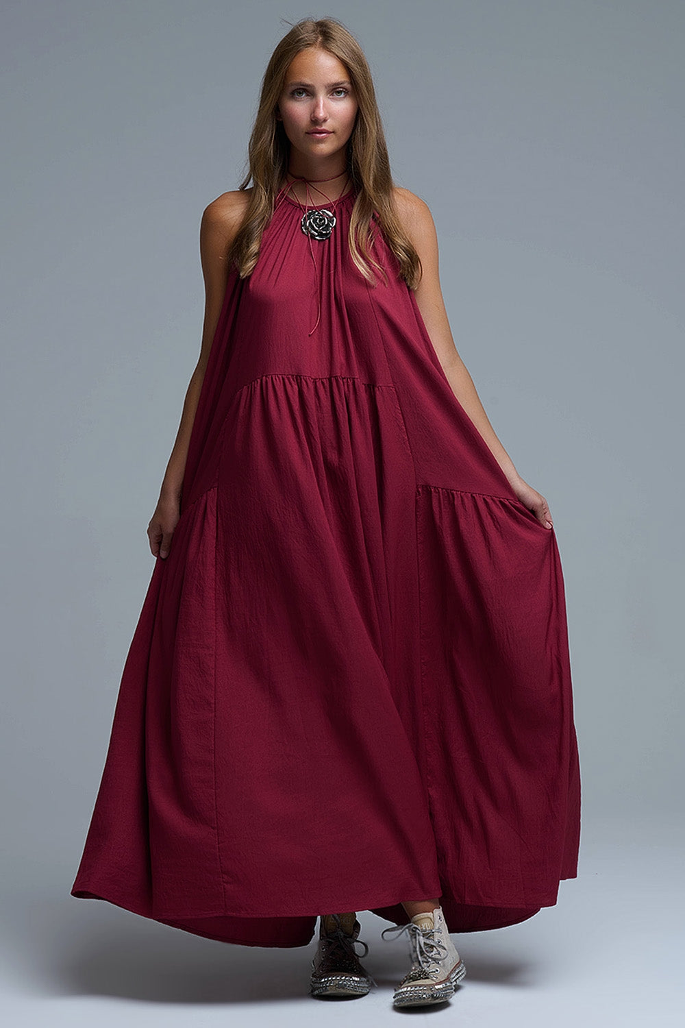 Vestido maxi com decote haltere e pormenores de costura borgonha