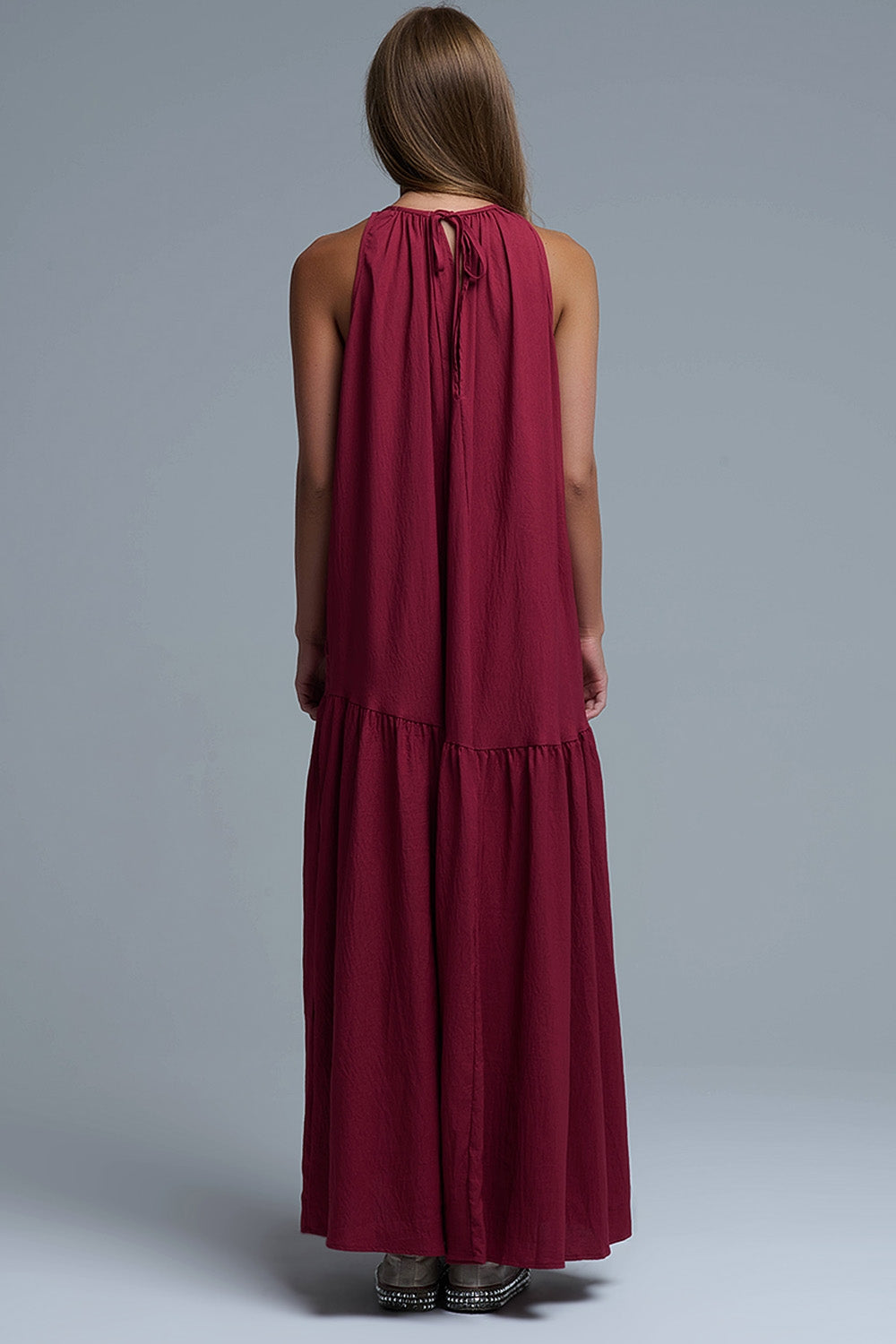 Vestido maxi com decote haltere e pormenores de costura borgonha