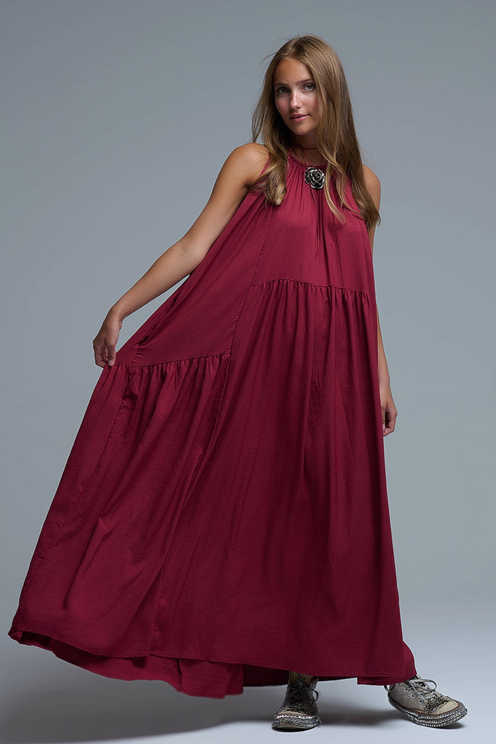 Vestido maxi com decote haltere e pormenores de costura borgonha