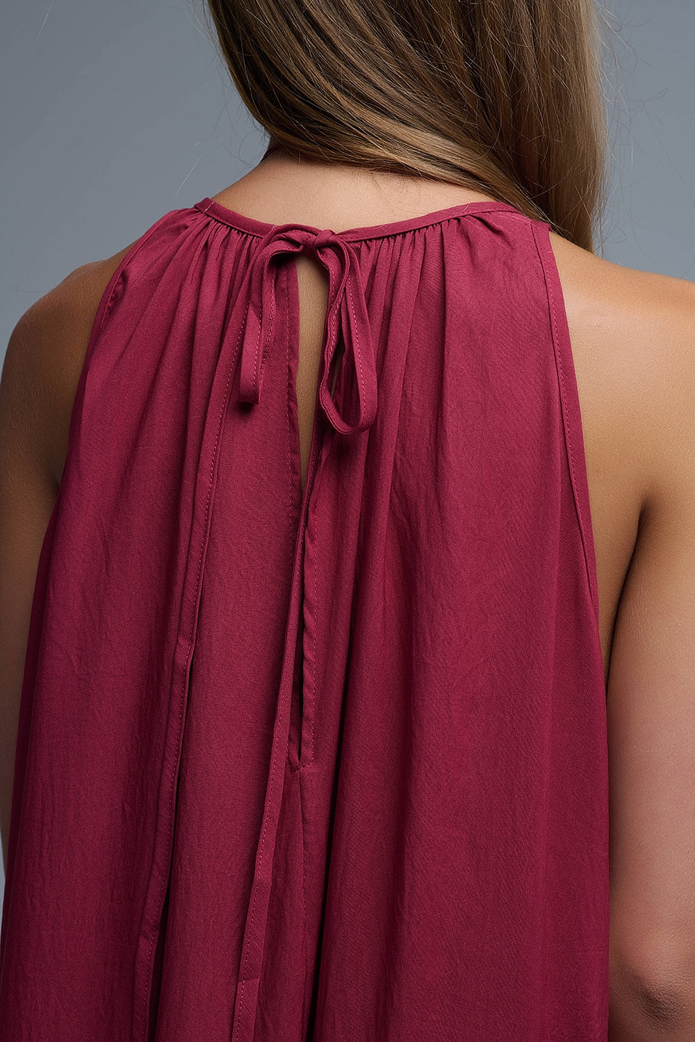 Vestido maxi com decote haltere e pormenores de costura borgonha