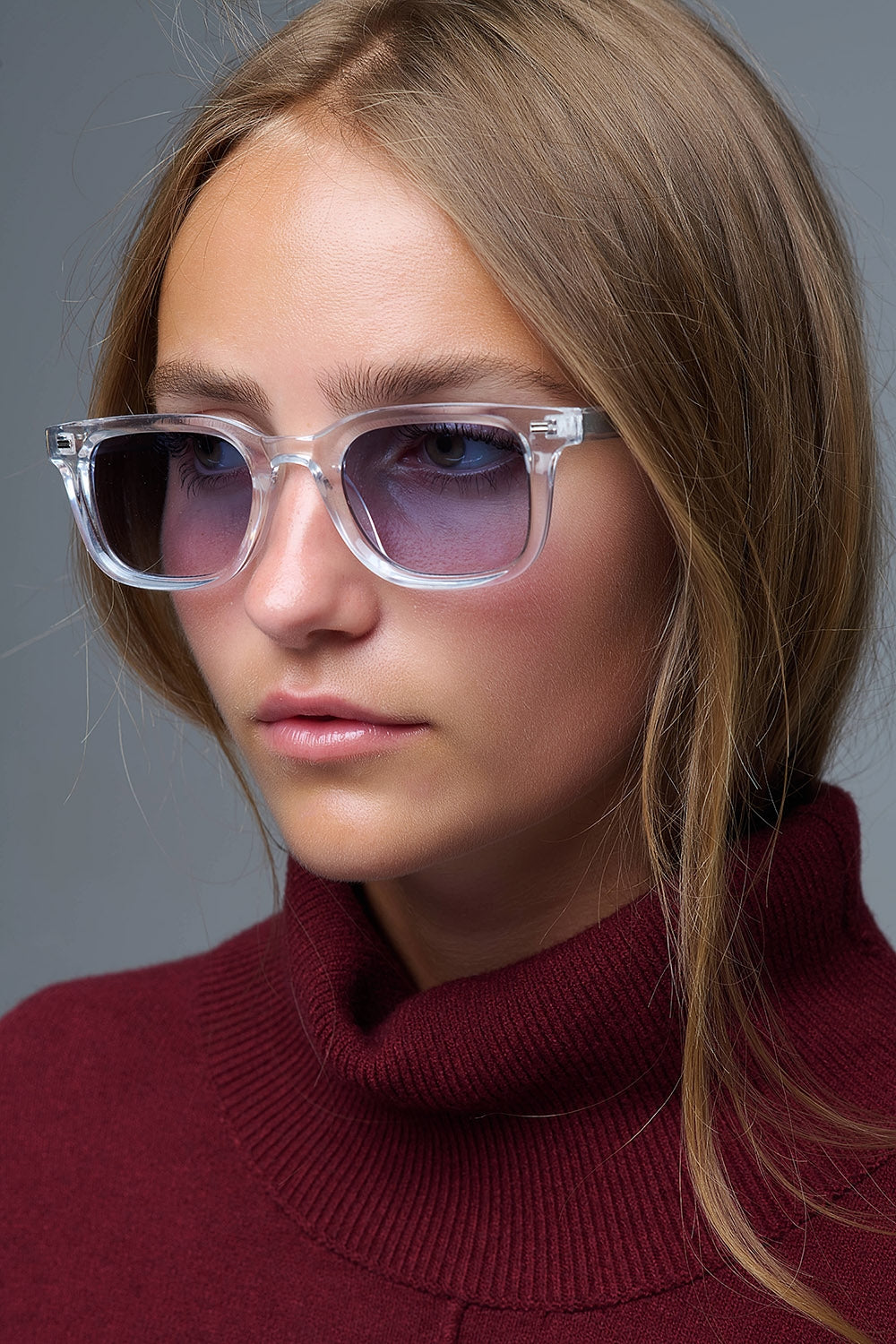 Óculos de sol quadrados transparentes com lentes gradientes azuis e pormenor lateral em metal