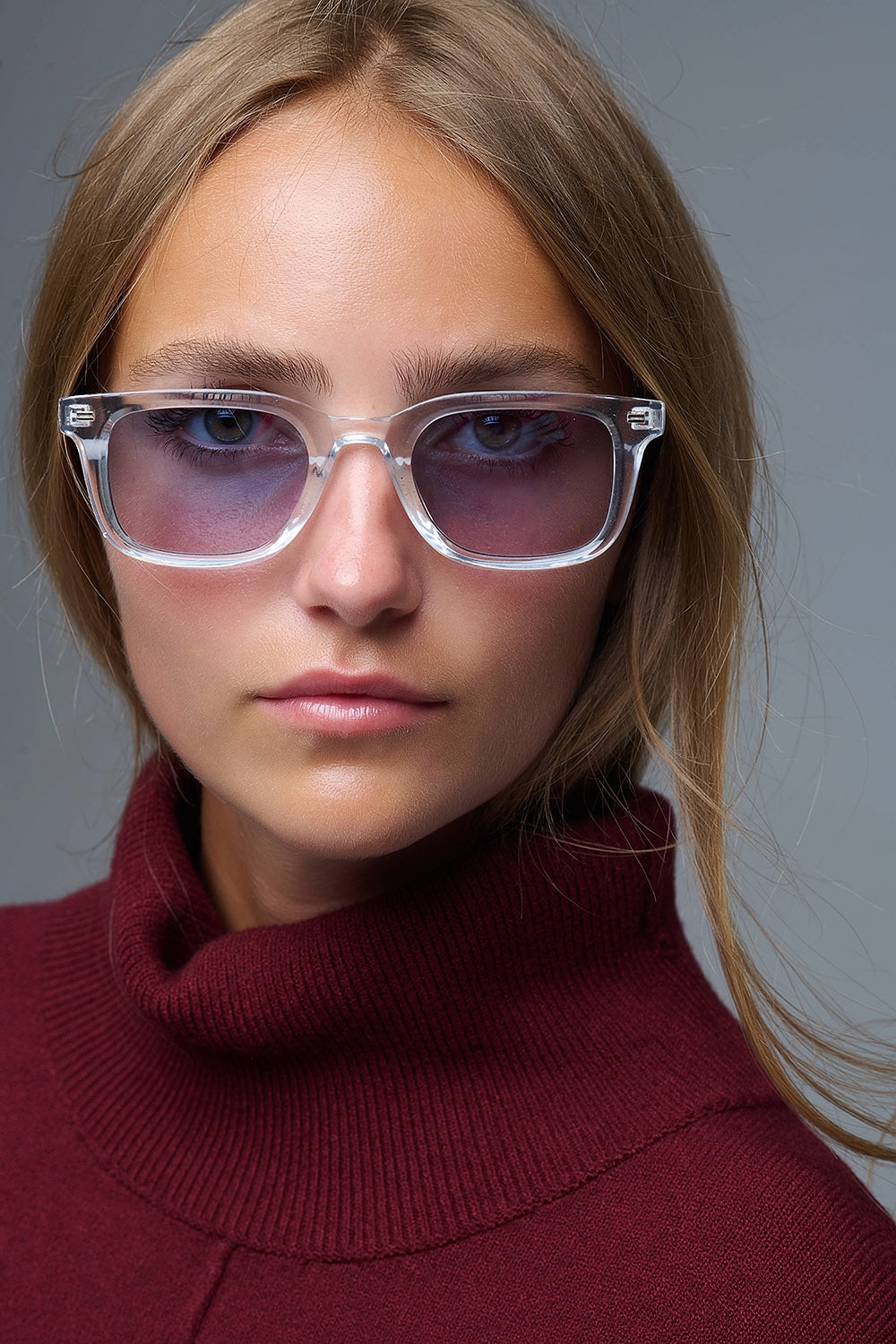 Óculos de sol quadrados transparentes com lentes gradientes azuis e pormenor lateral em metal