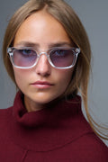 Óculos de sol quadrados transparentes com lentes gradientes azuis e pormenor lateral em metal
