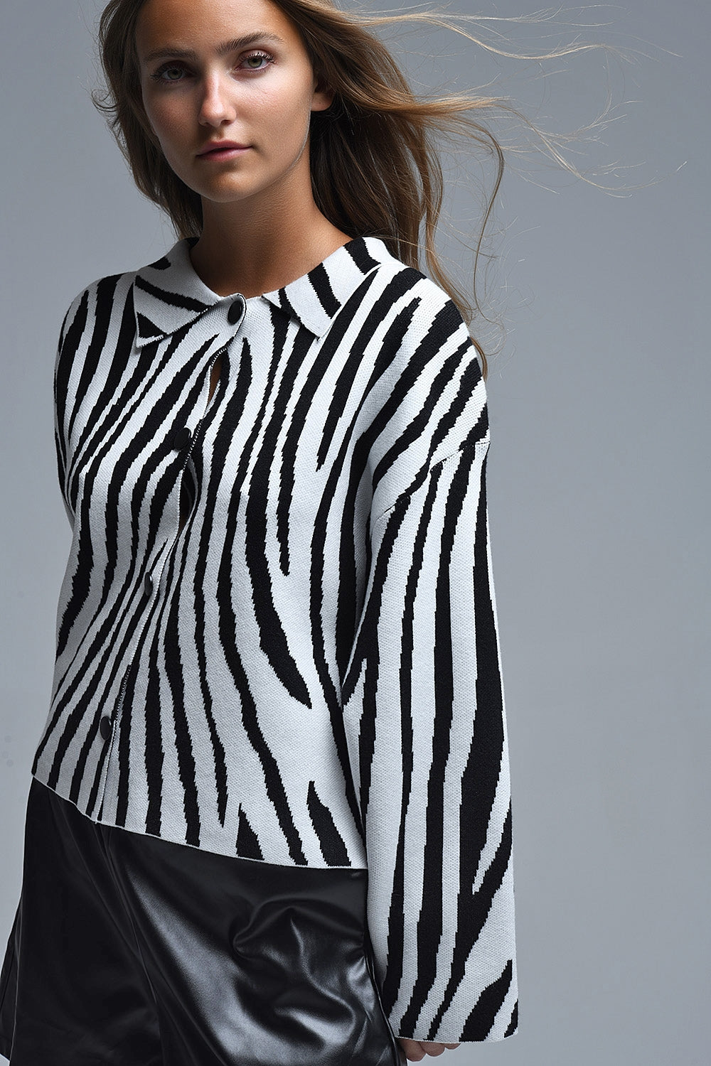 Casaco de gola polo com estampado de zebra preto e branco