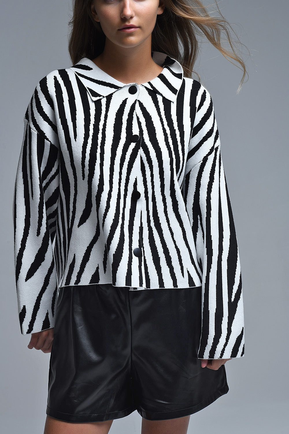 Casaco de gola polo com estampado de zebra preto e branco