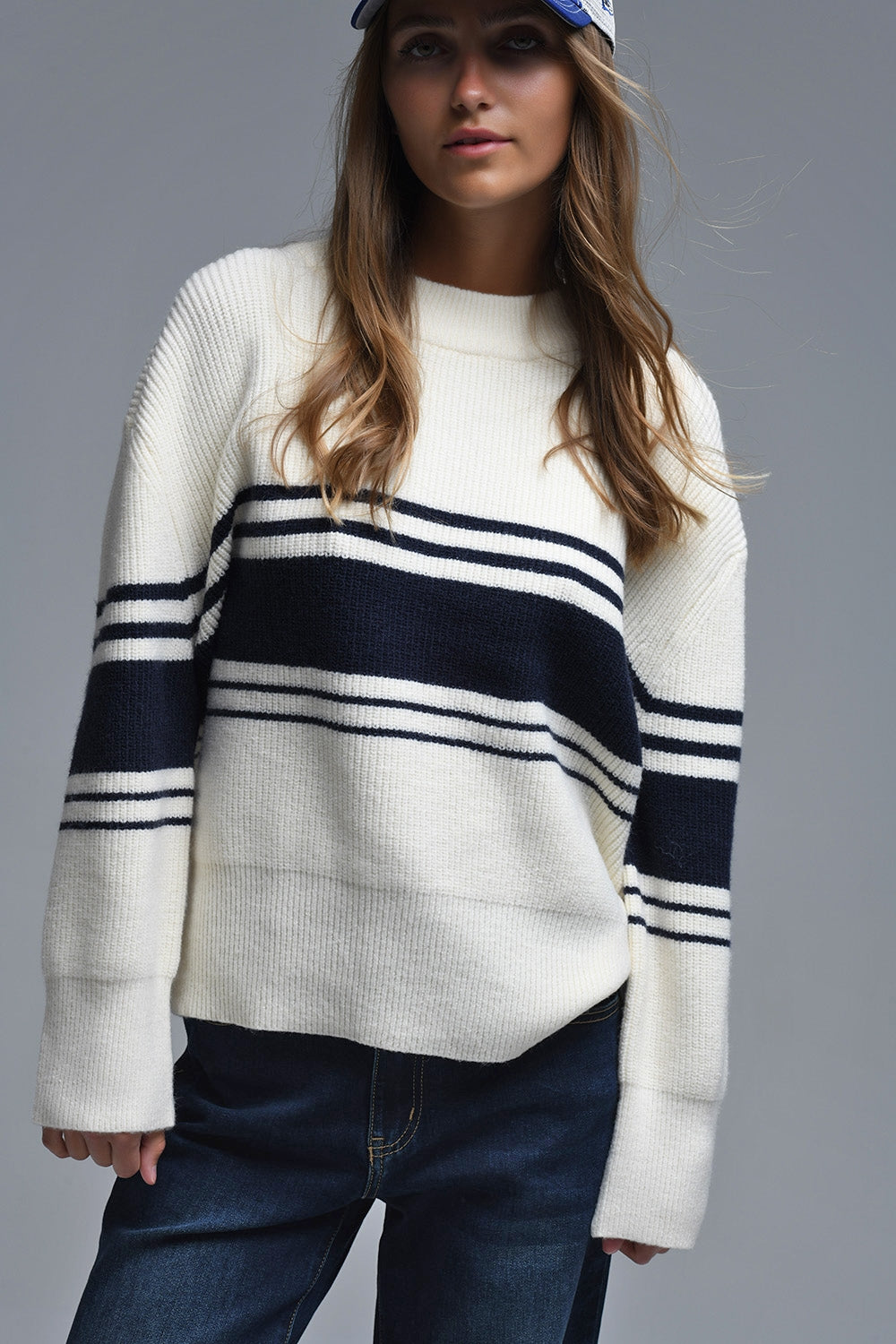 Camisola com nervuras em creme e riscas no peito em azul-marinho