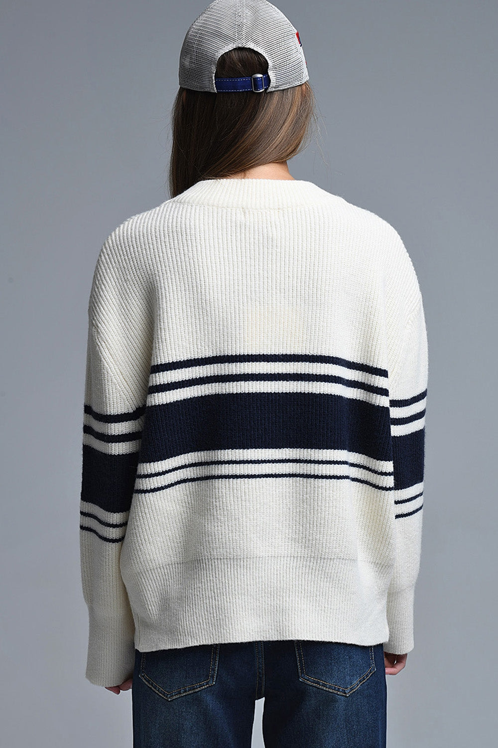Camisola com nervuras em creme e riscas no peito em azul-marinho
