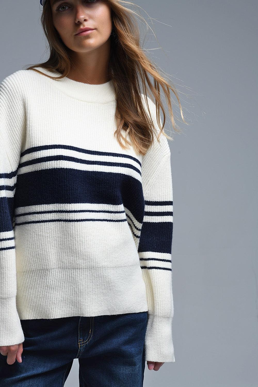 Camisola com nervuras em creme e riscas no peito em azul-marinho