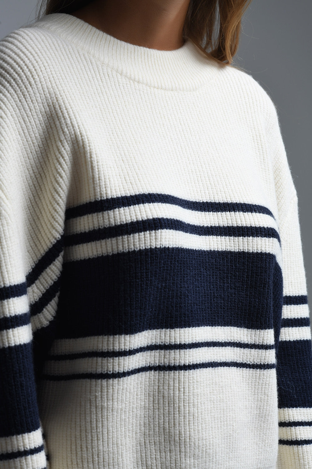 Camisola com nervuras em creme e riscas no peito em azul-marinho