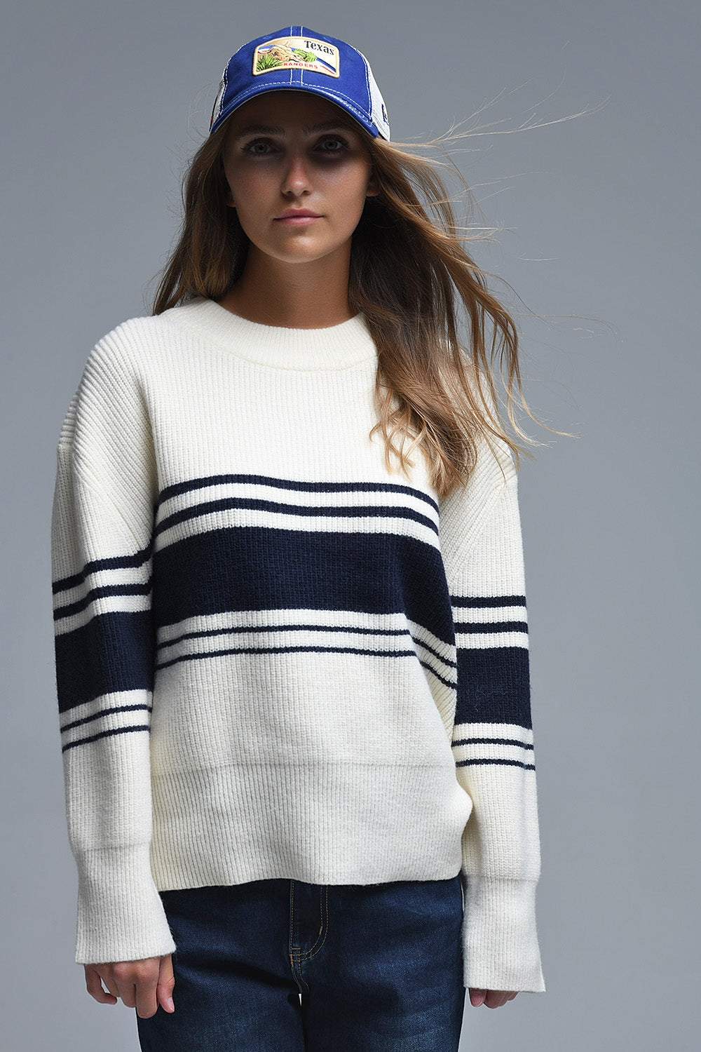 Camisola com nervuras em creme e riscas no peito em azul-marinho