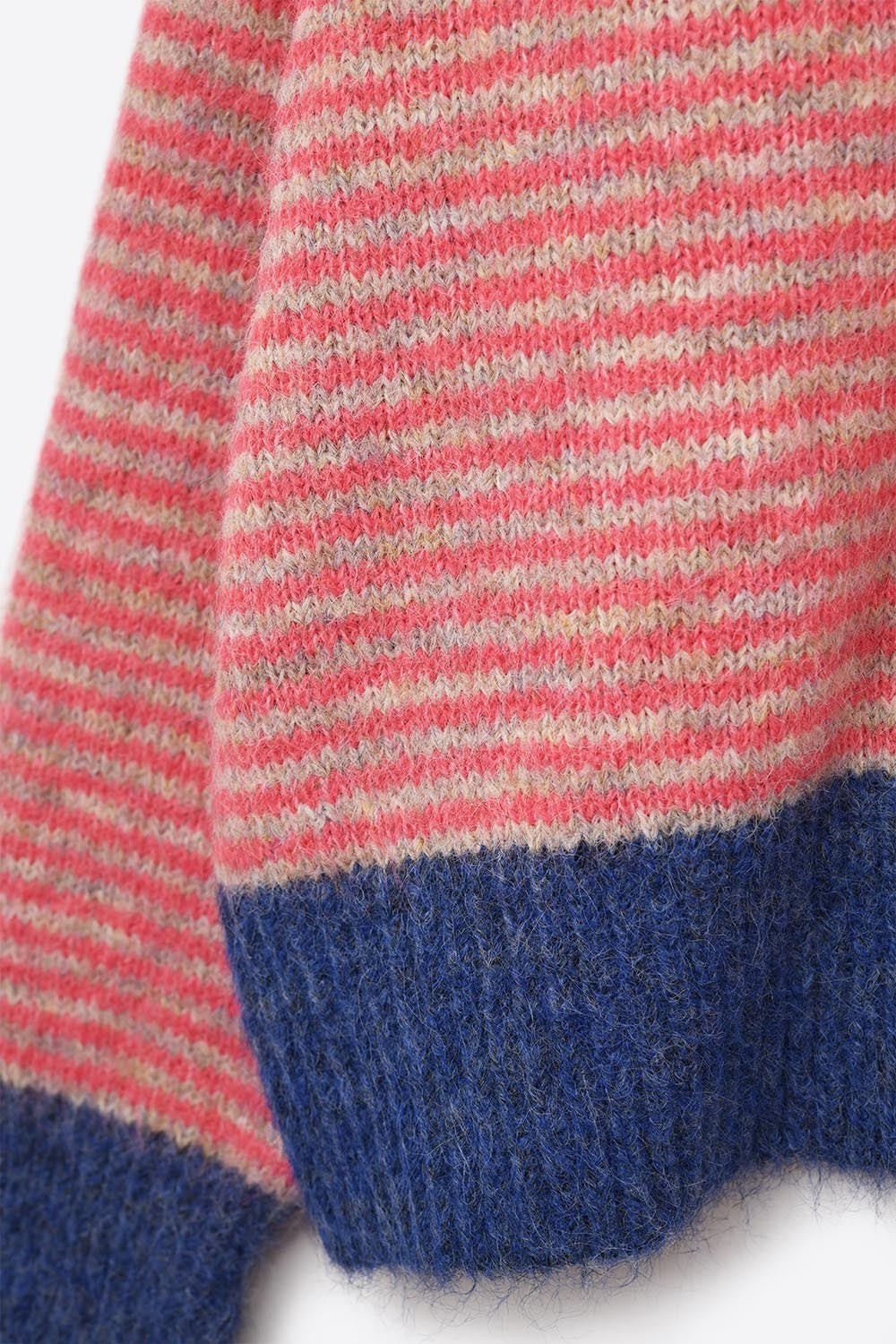 Camisola de malha às riscas fúcsia com pormenores azuis