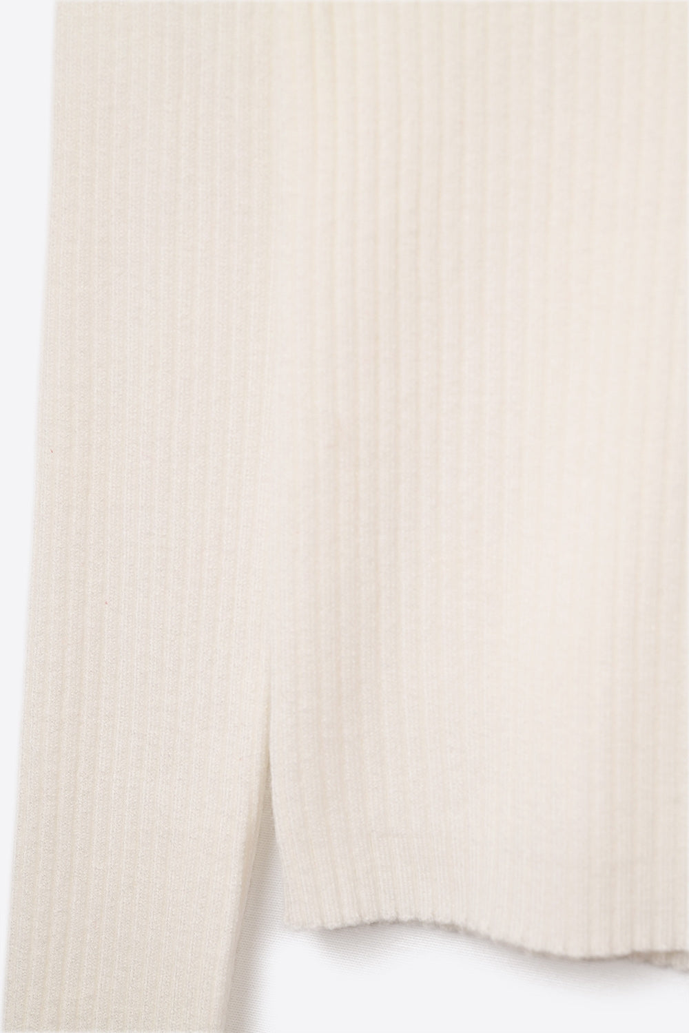 Camisola com gola de tartaruga enrolada com nervuras em branco
