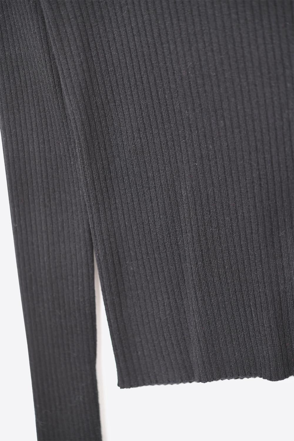 Camisola com gola rolada e nervuras em preto