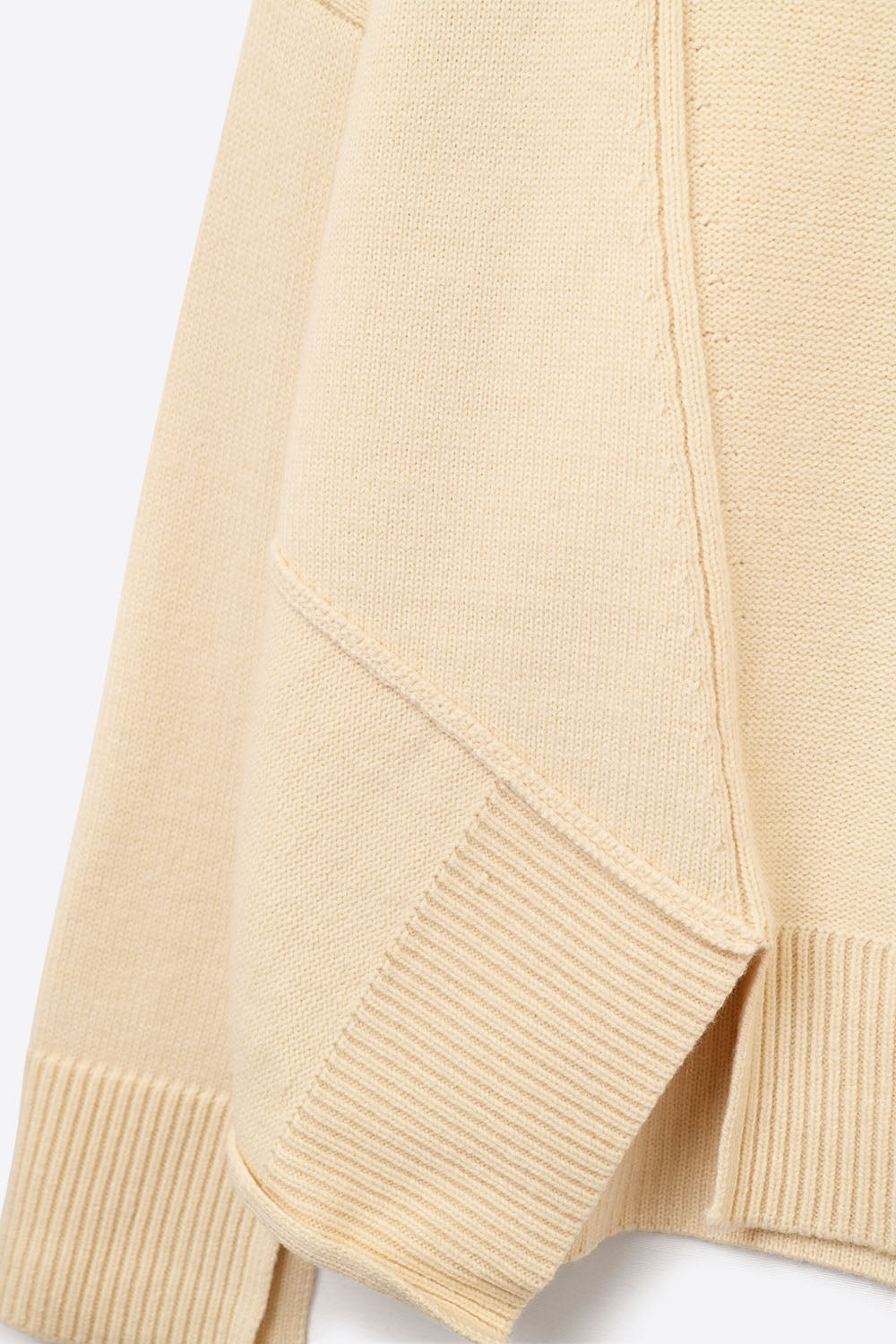 Camisola de gola alta assimétrica de malha macia em bege