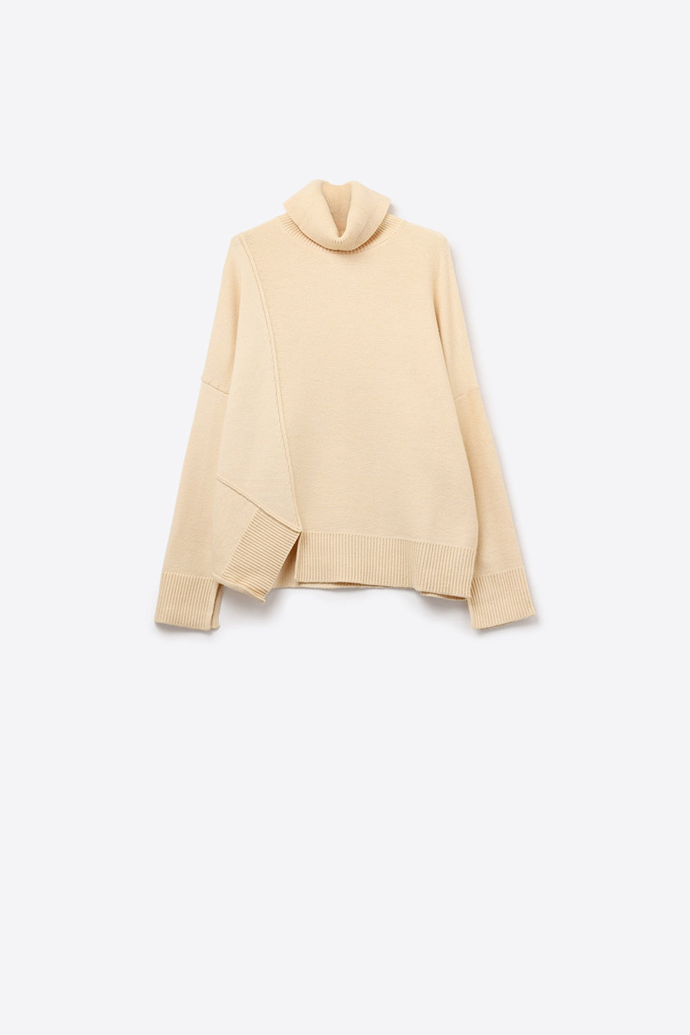 Camisola de gola alta assimétrica de malha macia em bege