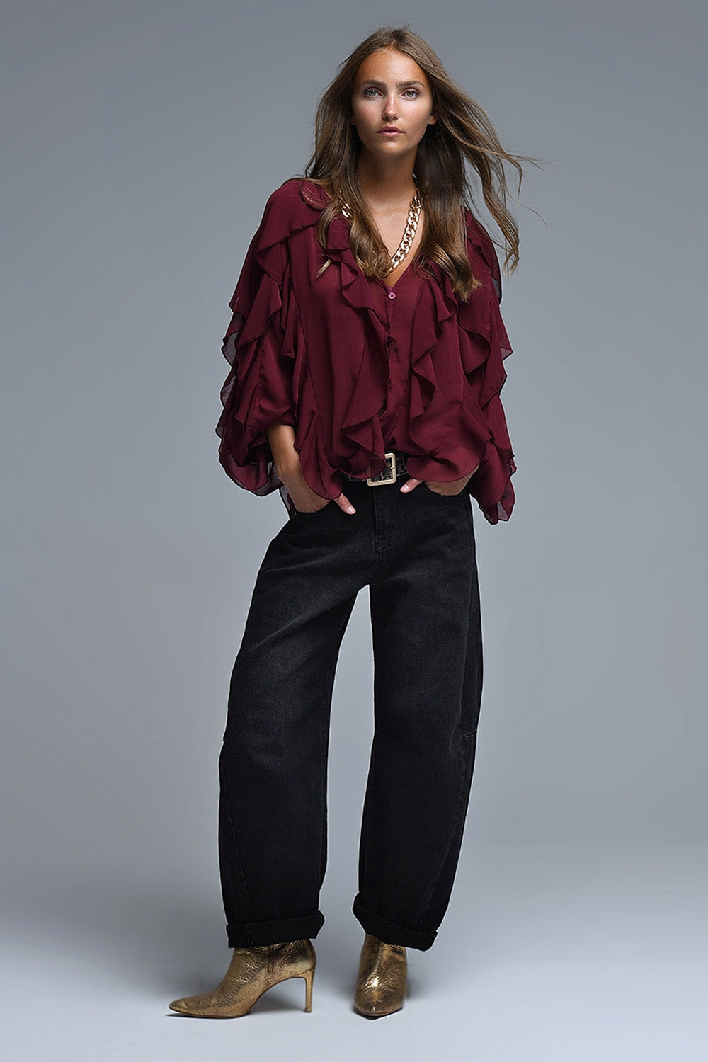 Blusa borgonha com decote em V e folhos
