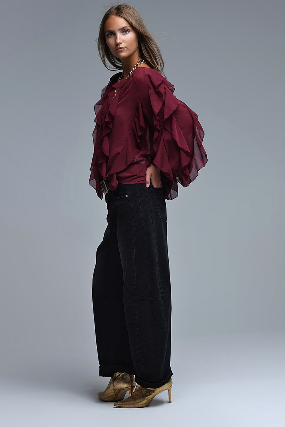 Blusa borgonha com decote em V e folhos