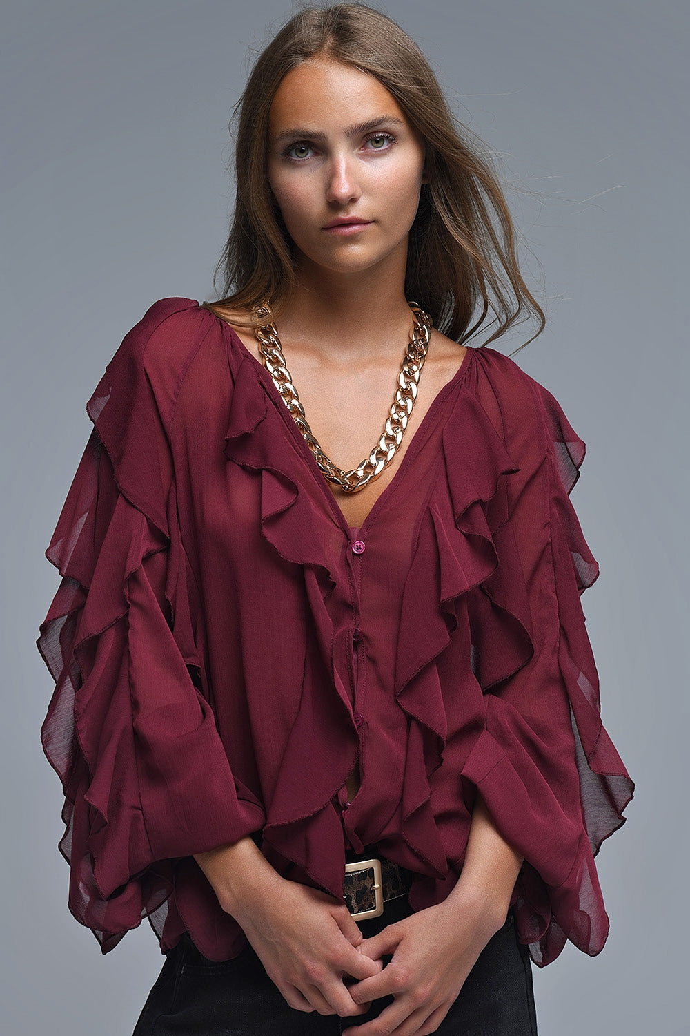 Blusa borgonha com decote em V e folhos
