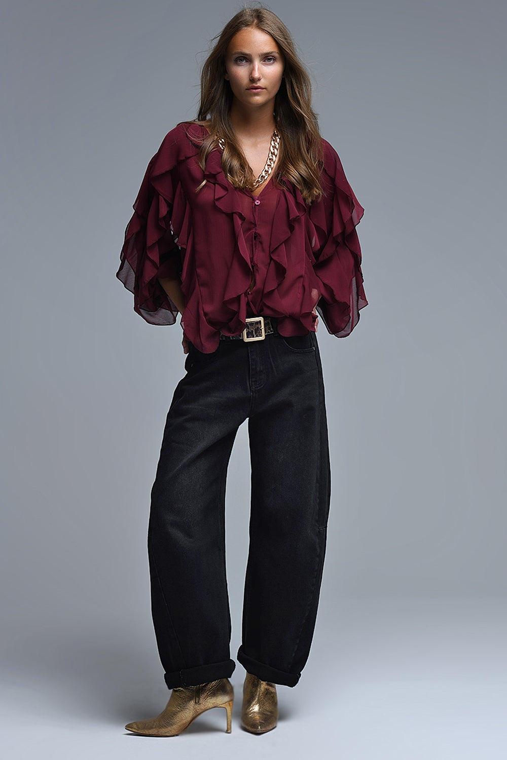Blusa borgonha com decote em V e folhos