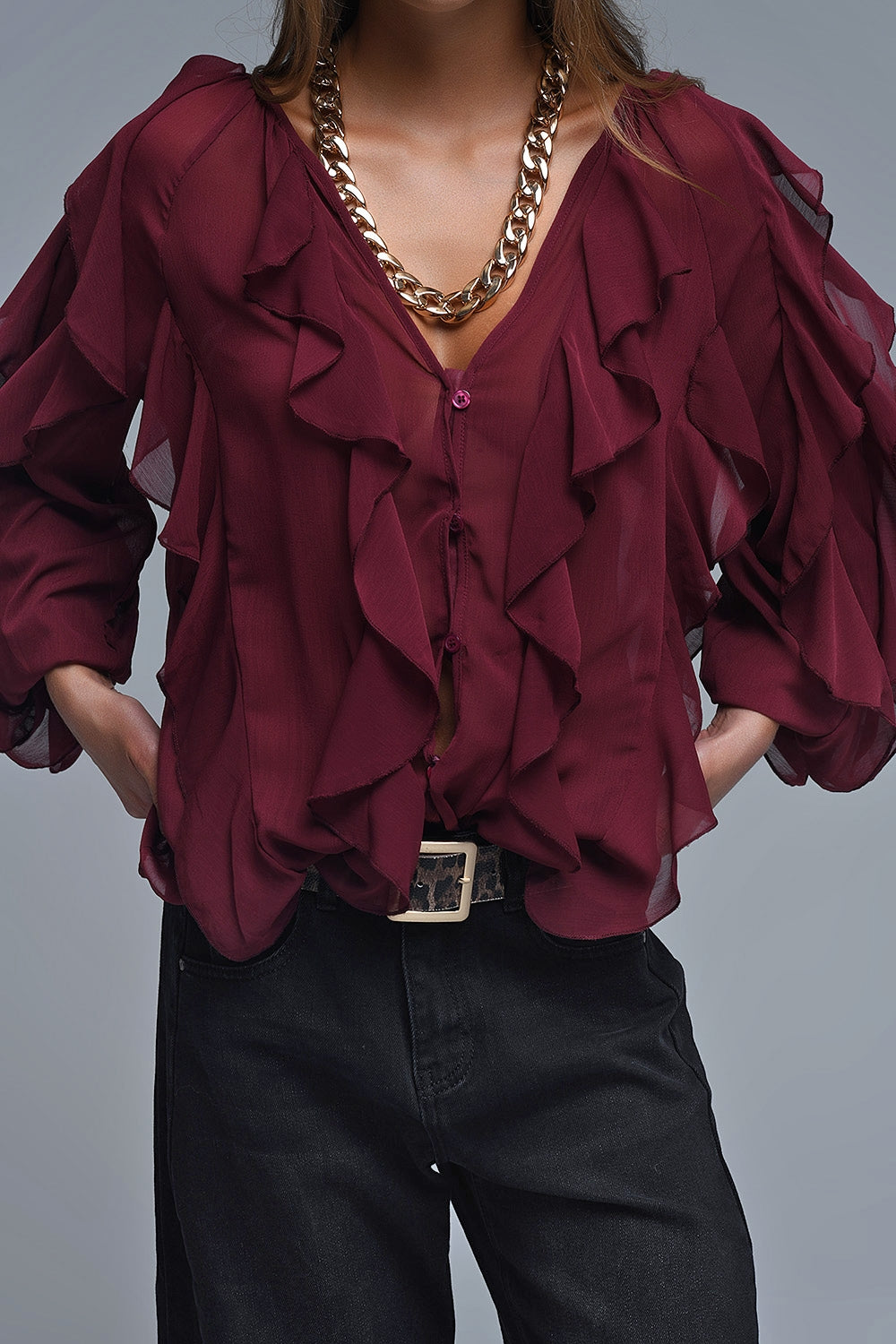 Blusa borgonha com decote em V e folhos