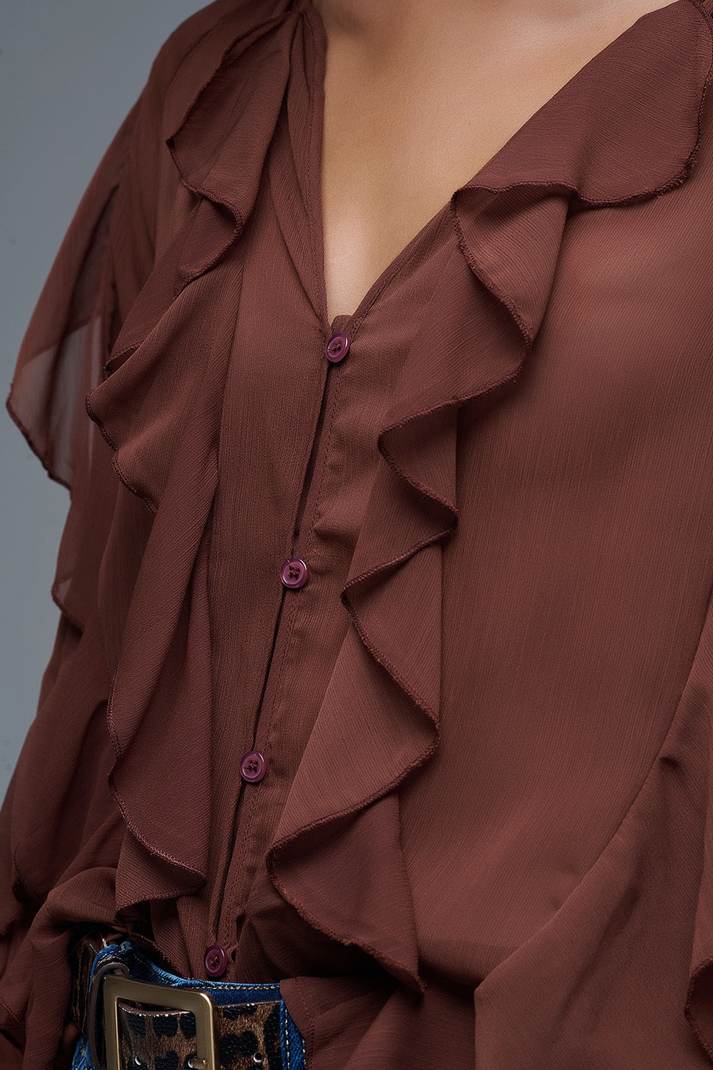 Blusa castanha de chiffon com decote em V e folhos