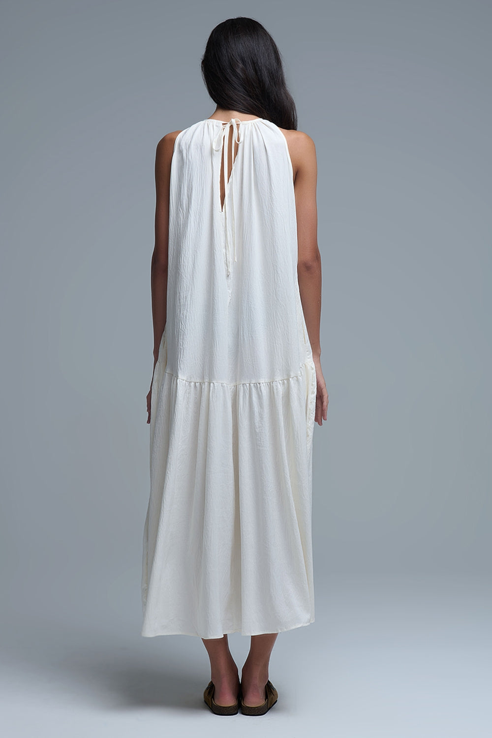 Vestido maxi com decote haltere e pormenores de costura em creme