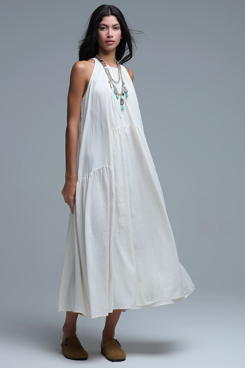 Vestido maxi com decote haltere e pormenores de costura em creme
