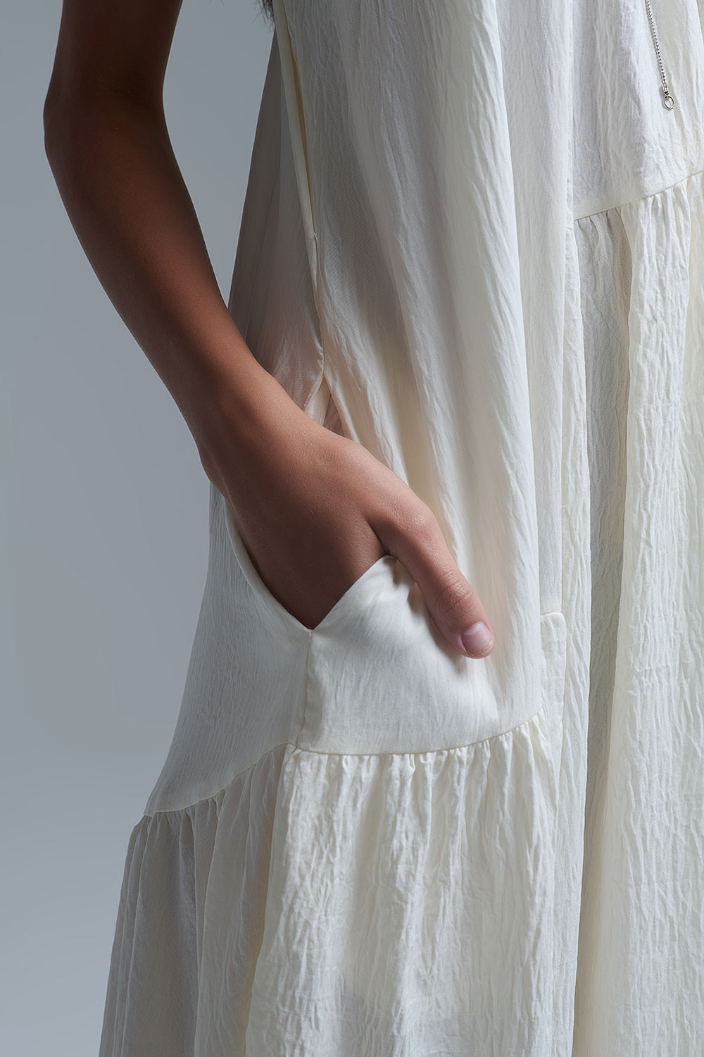 Vestido maxi com decote haltere e pormenores de costura em creme